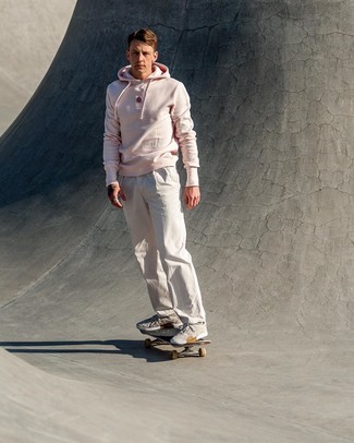 С чем носить ярко-розовый худи мужчине