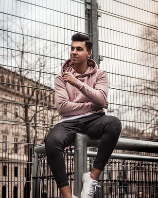 С чем носить ярко-розовый худи мужчине