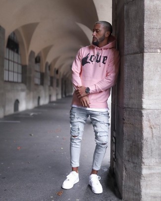 С чем носить ярко-розовый худи мужчине