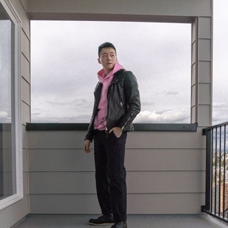 С чем носить ярко-розовый худи мужчине