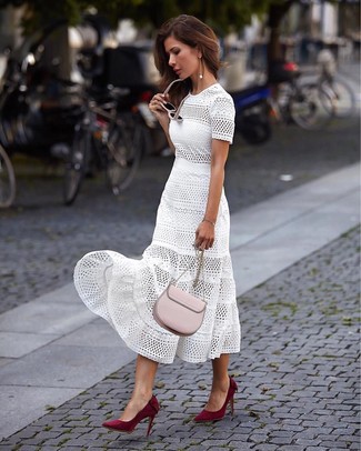 С чем носить ярко-розовую кожаную сумку женщине