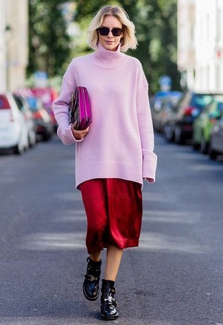 С чем носить ярко-розовый кожаный клатч