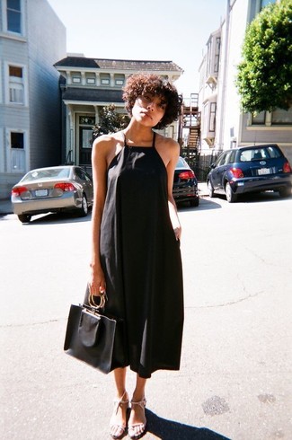 С чем носить ярко-розовые кожаные босоножек женщине