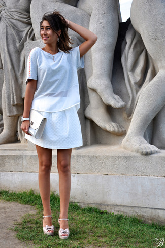 С чем носить ярко-розовые кожаные босоножек женщине