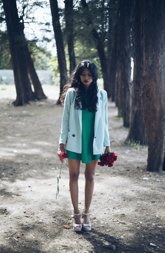 С чем носить ярко-розовые кожаные босоножек женщине