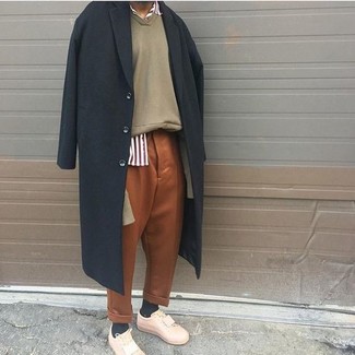 С чем носить ярко-розовые кожаные кеды мужчине