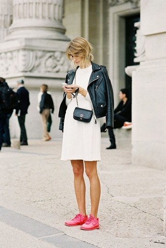 Какие косухи носить с ярко-розовыми низкими кедами женщине