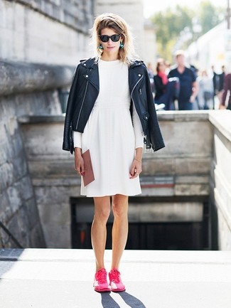 С чем носить ярко-розовые низкие кеды женщине