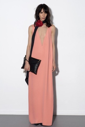 С чем носить ярко-розовое платье-макси