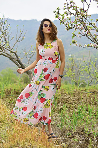 С чем носить ярко-розовое платье-макси