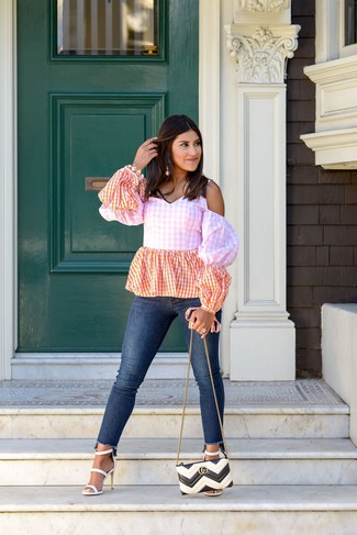 С чем носить ярко-розовый топ с открытыми плечами