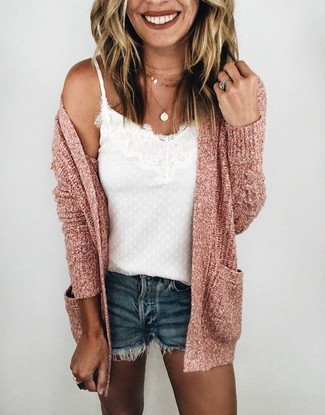 С чем носить ярко-розовый открытый кардиган женщине