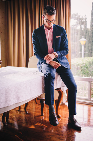 С чем носить ярко-розовый нагрудный платок