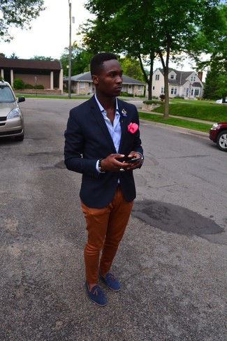 С чем носить ярко-розовый нагрудный платок