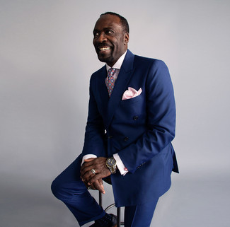 С чем носить ярко-розовый нагрудный платок