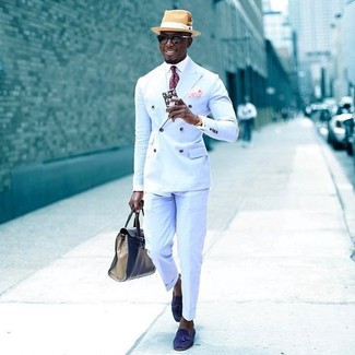 С чем носить ярко-розовый нагрудный платок