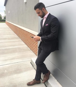 С чем носить ярко-розовый нагрудный платок