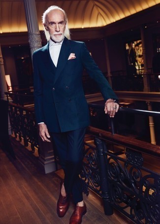 С чем носить ярко-розовый нагрудный платок