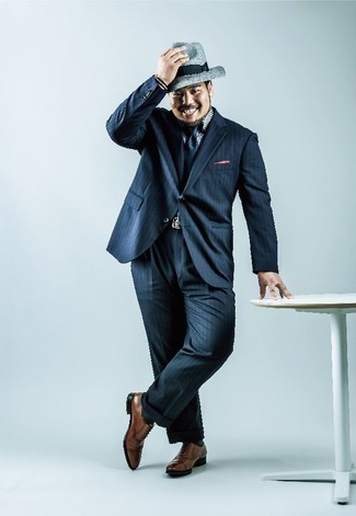 С чем носить ярко-розовый нагрудный платок