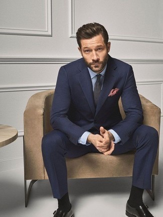 С чем носить ярко-розовый нагрудный платок