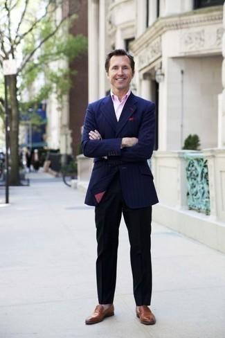 С чем носить ярко-розовый нагрудный платок