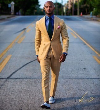 С чем носить ярко-розовый нагрудный платок