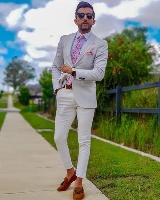 С чем носить ярко-розовый нагрудный платок