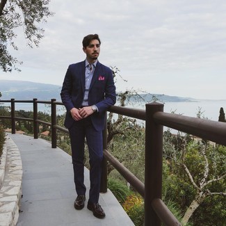 С чем носить ярко-розовый нагрудный платок