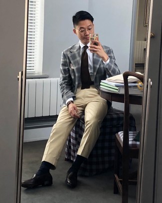 С чем носить ярко-розовый нагрудный платок