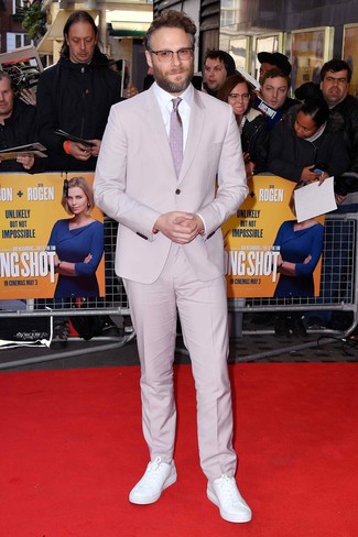 С чем носить ярко-розовый галстук в горошек мужчине