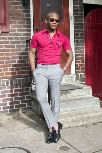 Какие брюки чинос носить с ярко-розовой футболкой-поло