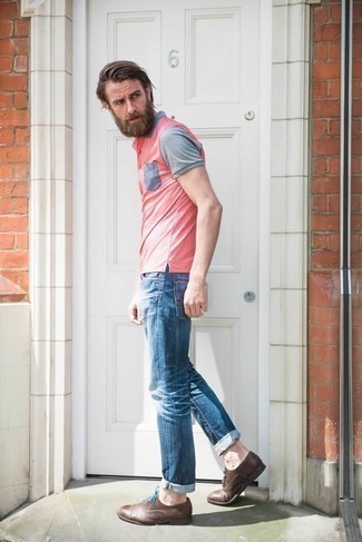 С чем носить ярко-розовую футболку-поло мужчине