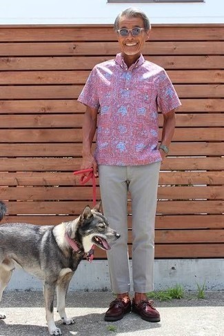 С чем носить ярко-розовую футболку-поло мужчине