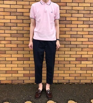 С чем носить ярко-розовую футболку-поло мужчине