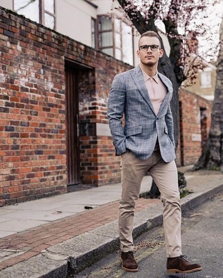 С чем носить ярко-розовую футболку-поло мужчине