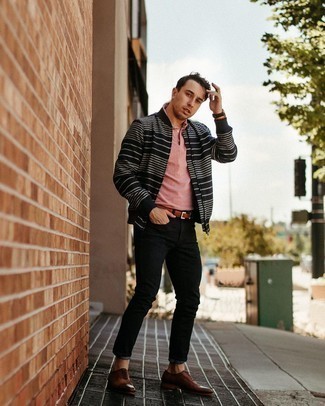 С чем носить ярко-розовую футболку-поло мужчине