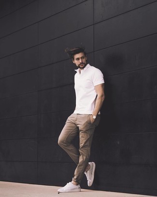 С чем носить ярко-розовую футболку-поло мужчине