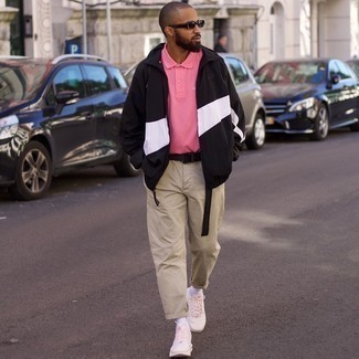 С чем носить ярко-розовую футболку-поло мужчине