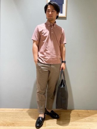 С чем носить ярко-розовую футболку-поло мужчине