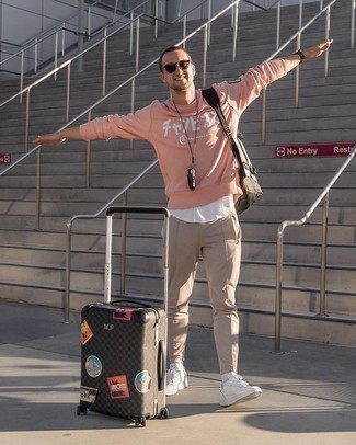 С чем носить ярко-розовый свитшот с принтом мужчине