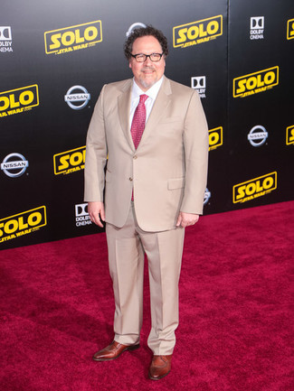 С чем носить ярко-розовый галстук с принтом мужчине