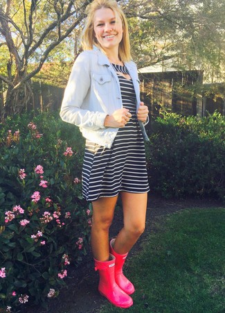 С чем носить ярко-розовые резиновые сапоги женщине