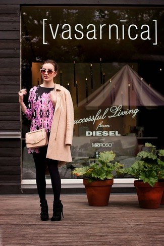 Какое пальто носить с ярко-розовым платьем прямого кроя