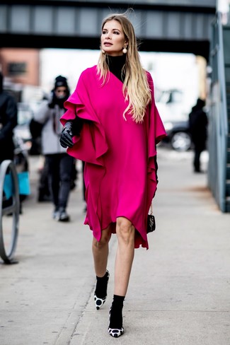 Какие туфли носить с ярко-розовым платьем прямого кроя