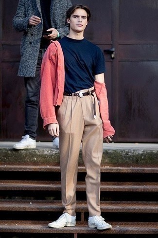 С чем носить ярко-розовую куртку-рубашку мужчине