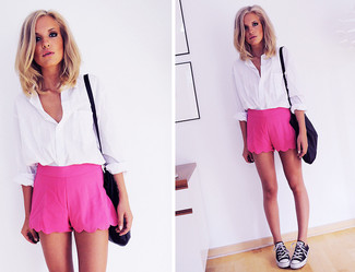 С чем носить ярко-розовые шорты женщине