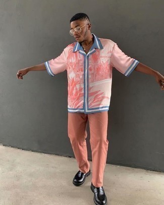 С чем носить ярко-розовую шелковую рубашку мужчине