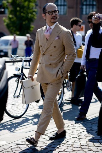 С чем носить ярко-розовый шелковый галстук мужчине