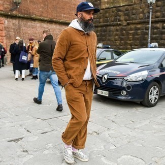 С чем носить ярко-розовые носки мужчине