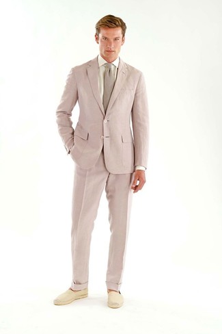 С чем носить ярко-розовый костюм